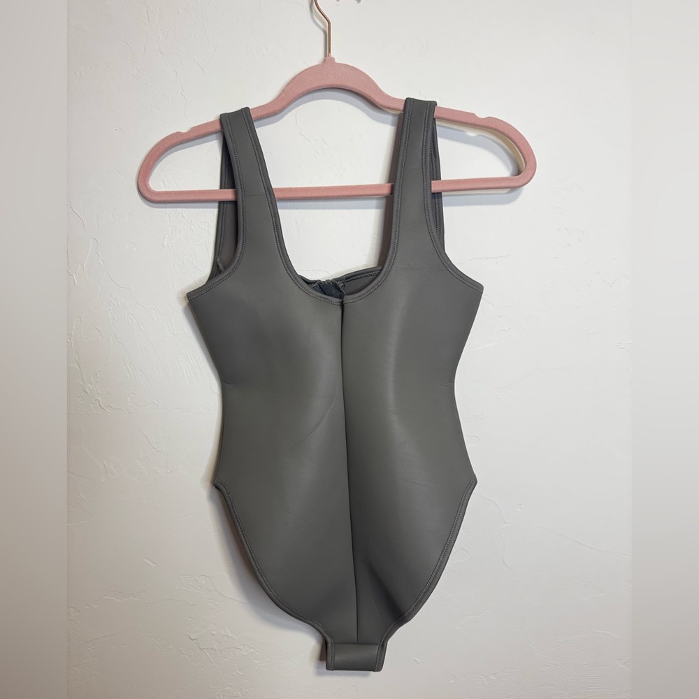 SKIMS Rubberized Scuba Swim Size Small One Piece with Zipper in Gray Chalk NWT - Picture 4 of 6